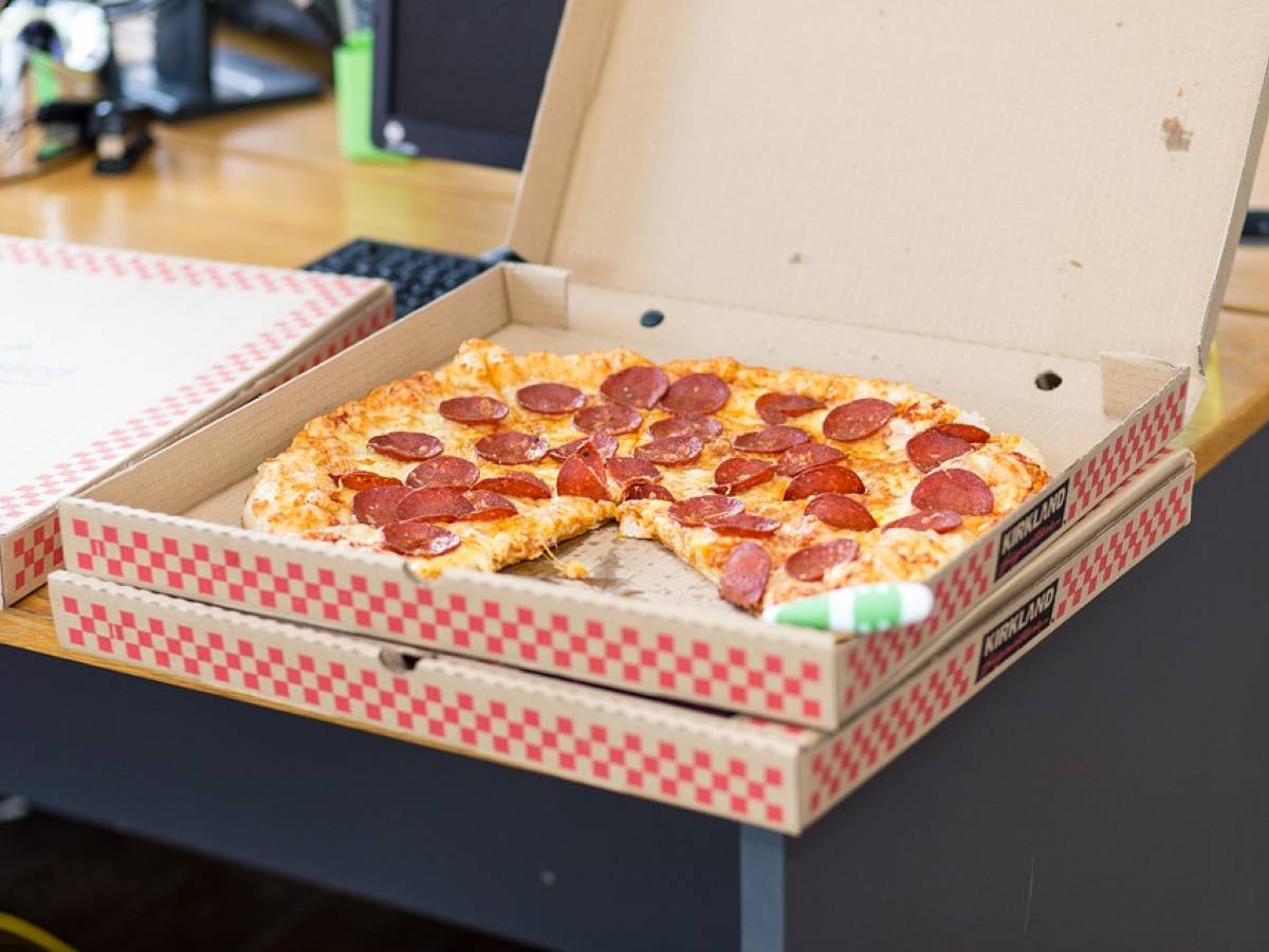 I cartoni per la pizza sono tossici? Usarli come piatto su cui mangiare  potrebbe essere pericoloso: ecco come riconoscere i contenitori a norma -  ISQ alimenti
