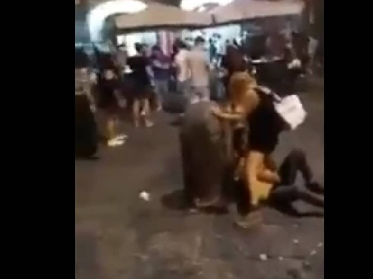 Napoli, sesso orale in piazza. Il video choc fa il giro del web - il  Giornale