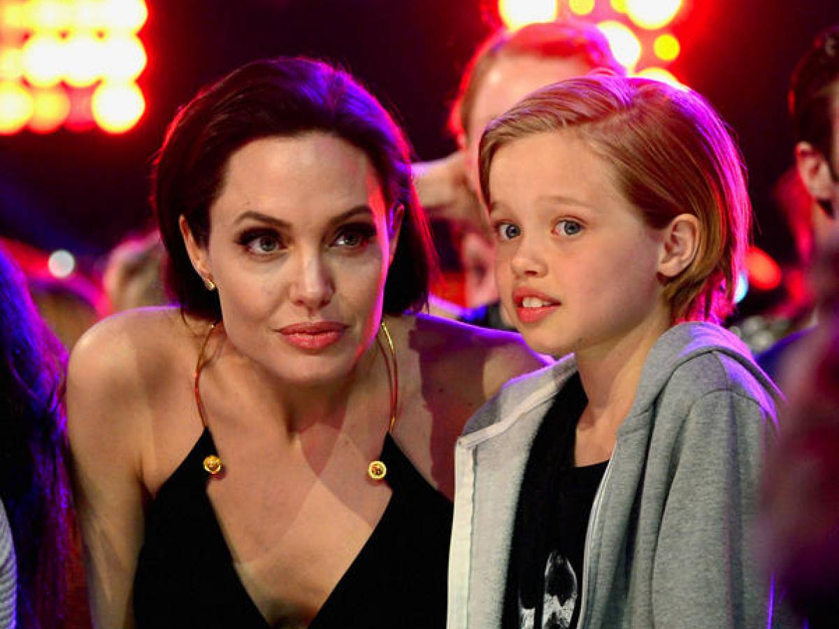 La figlia di Angelina Jolie e Brad Pitt inizia la cura ormonale per