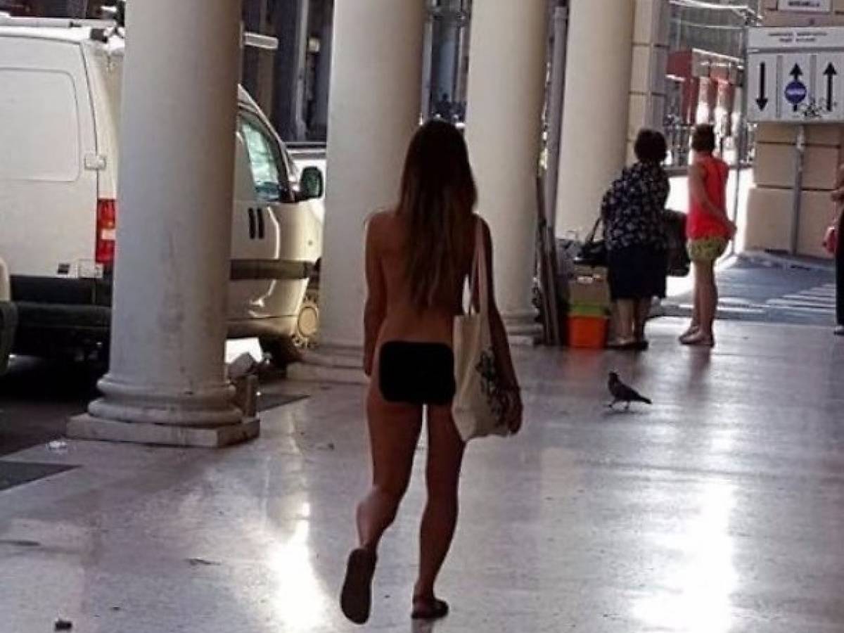 Bologna, il mistero della ragazza che gira nuda per strada - il Giornale