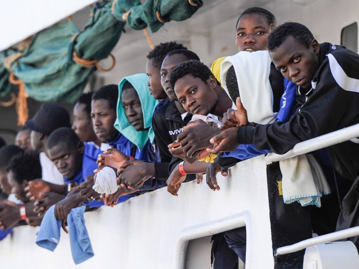 Casalinghe coi migranti. Scandalo hot anche a Forte: sesso per la ricarica  - il Giornale