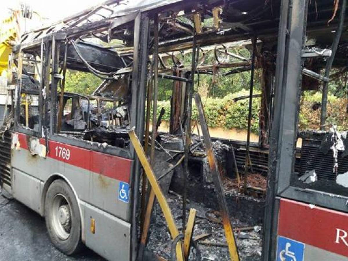 autobus Atac incendiato