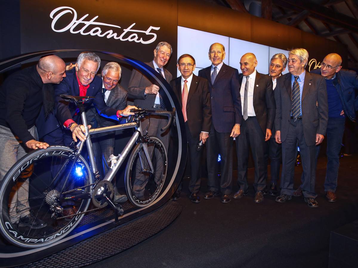 Adorni, bici e macchina per scrivere. \