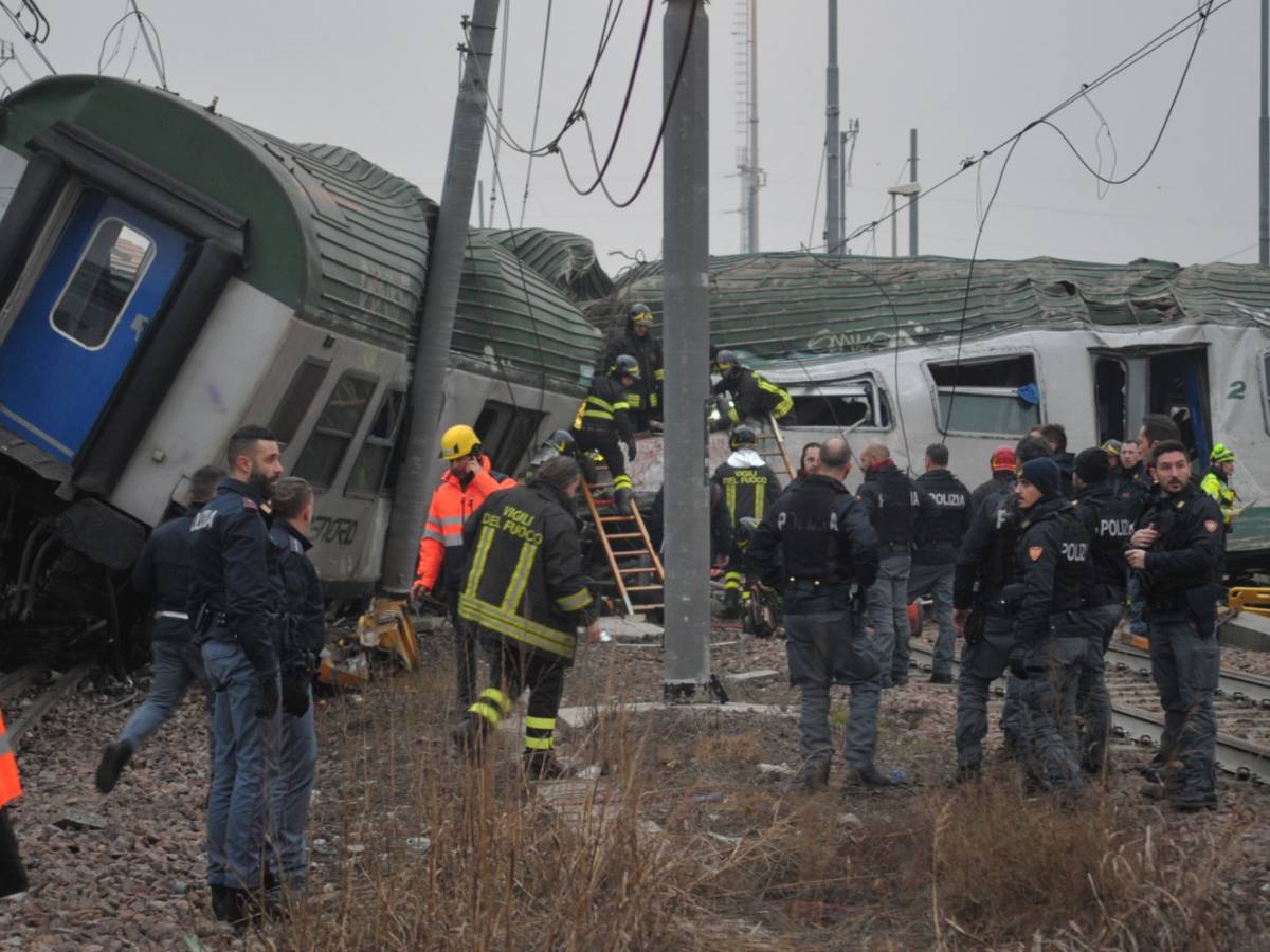 Il treno Trenord deragliato a Milano