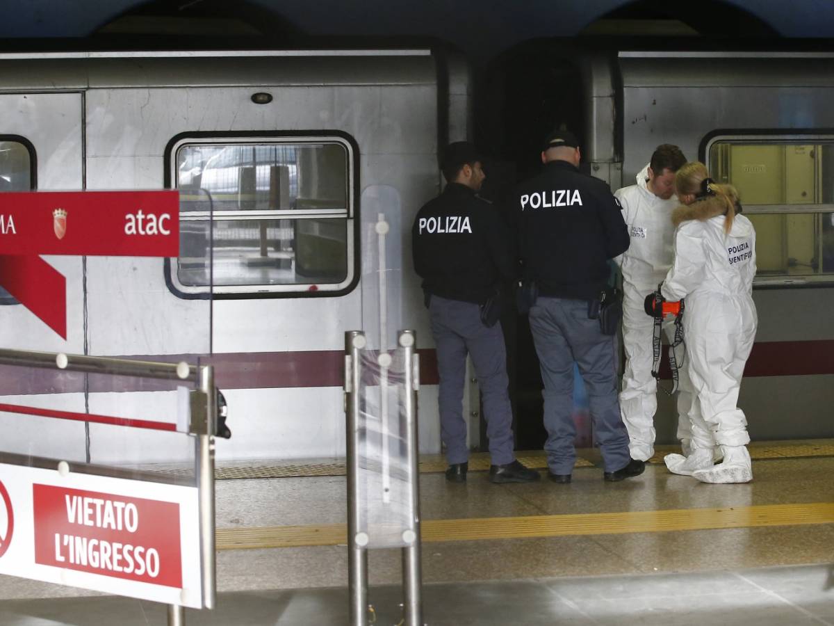 Roma, ubriaco accoltella un 14enne sulla metro e scappa: caccia all