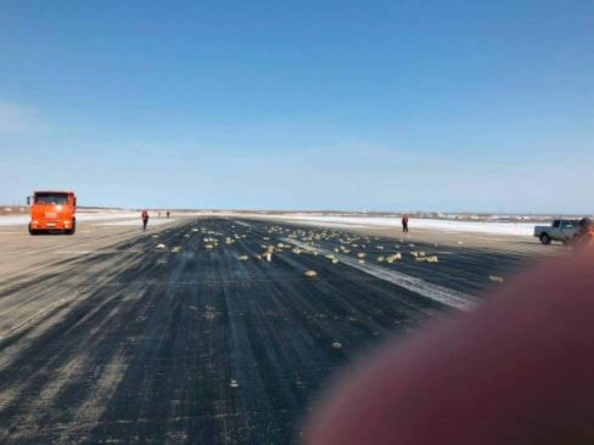 Russia, piovono lingotti d'oro dal cielo aereo ne perde oltre 170