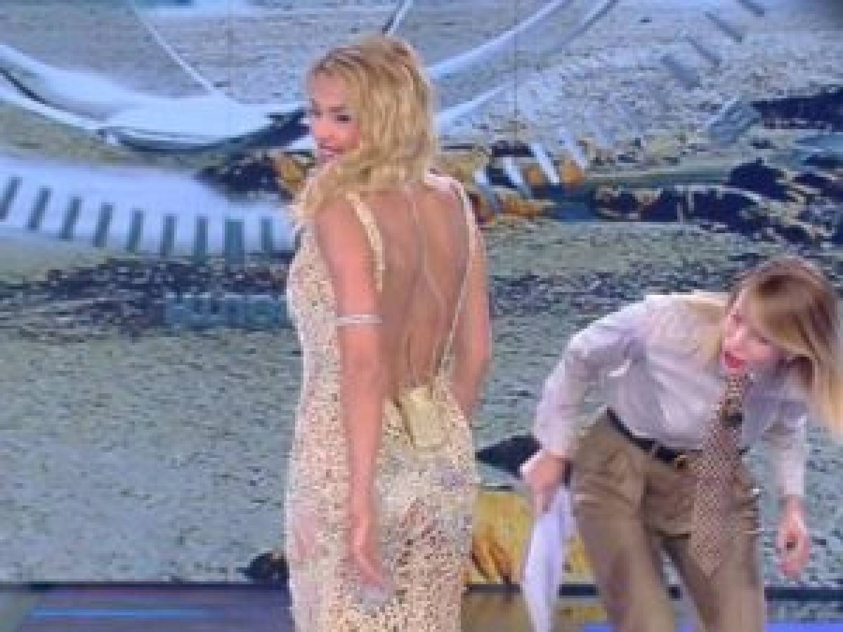 isola dei famosi incidente hot per valeria marini il vestito si strappa sul lato b ilgiornale it