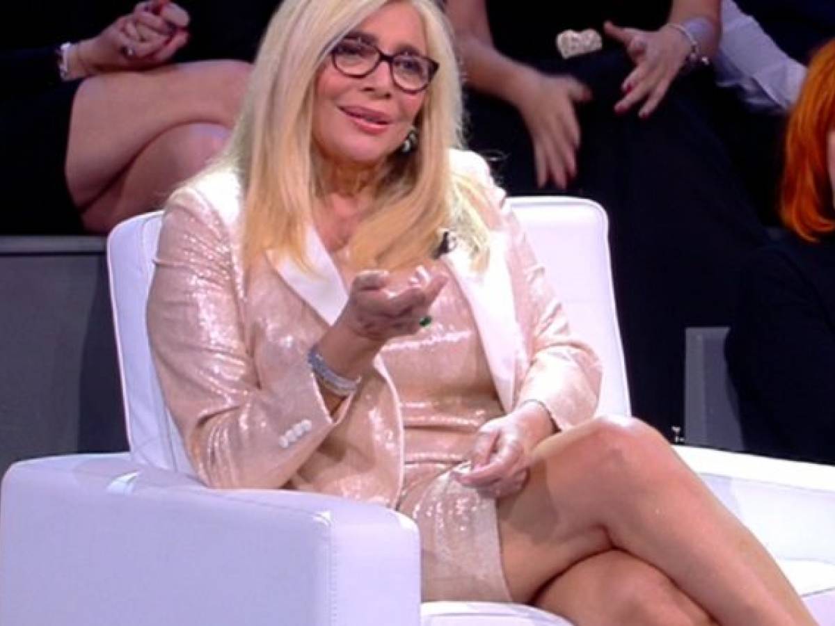 mara venier cosce La gaffe della Venier in tv: ha svelato chi condurrà Domenica In in autunno  - il Giornale