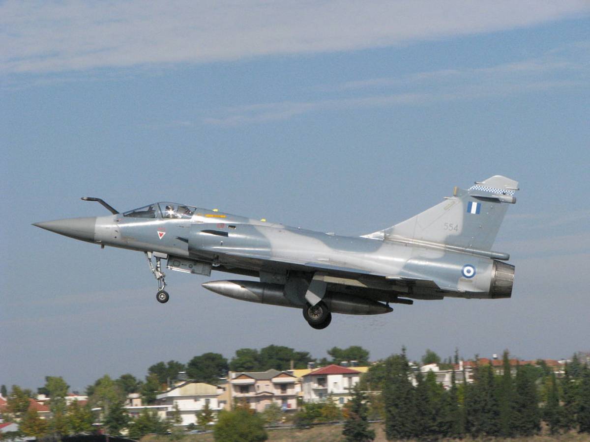 La Francia consegna a Kiev i primi caccia Mirage 2000: "Difenderanno i cieli dell