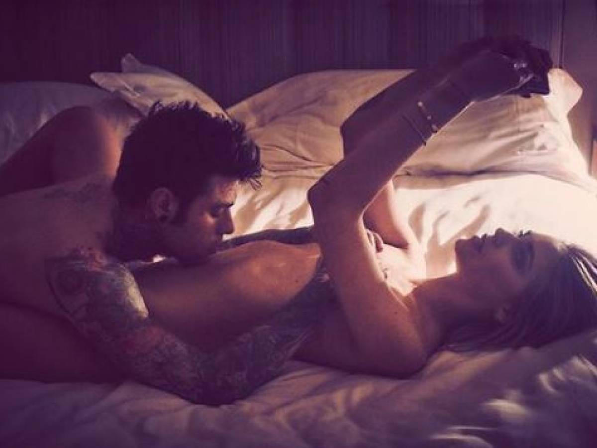 Fedez e Chiara Ferragni nudi a letto. Ma lei si distrae con lo smartphone -  il Giornale