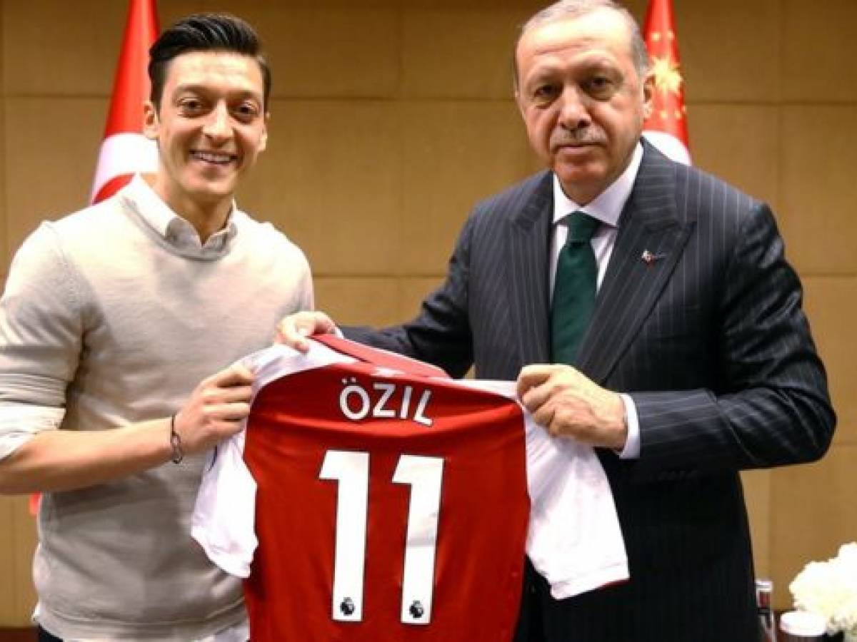 Da stella del Real Madrid alla politica: Ozil entra nel partito di Erdogan