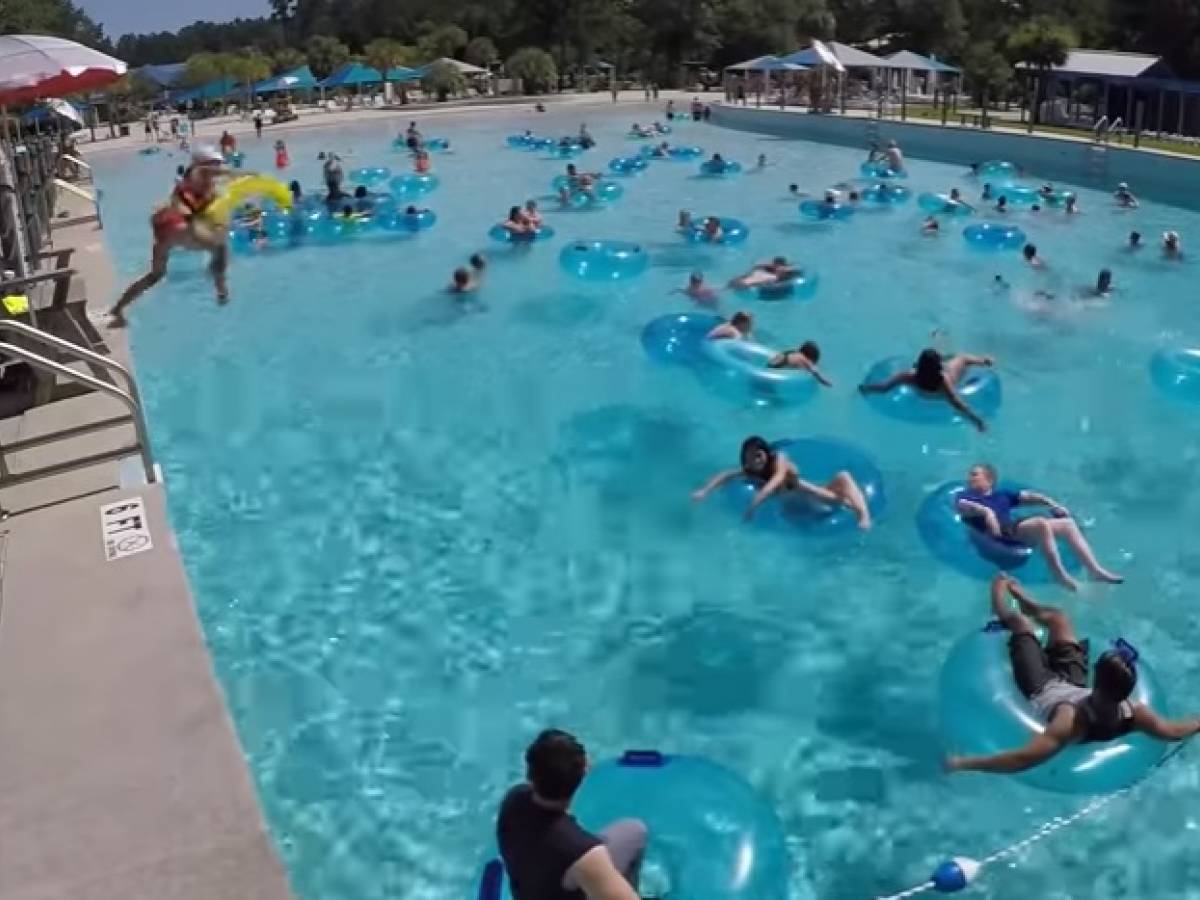 nuoro bimbo annega in piscina risucchiato da un bocchettone ilgiornale it