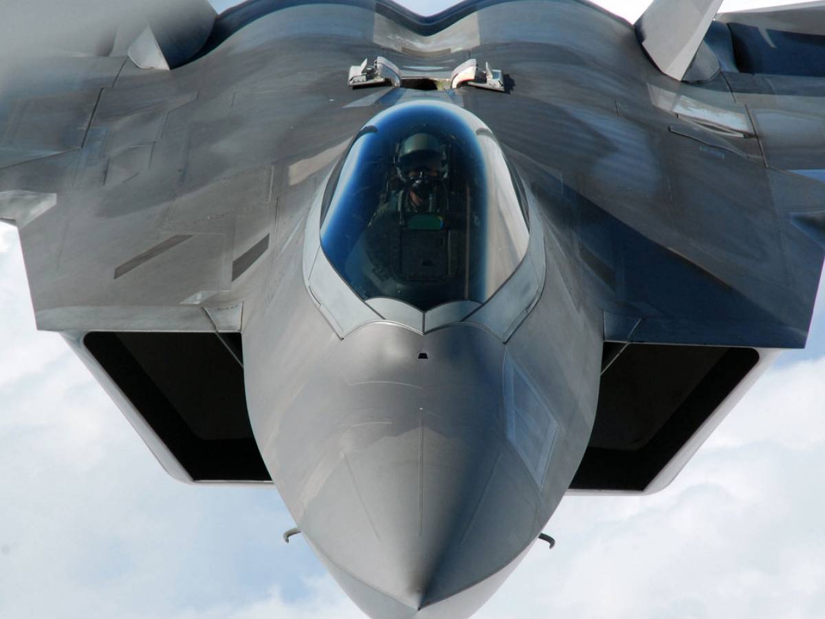 Un aereo da riforniemento stealth: il piano degli Usa per colpire in profondità