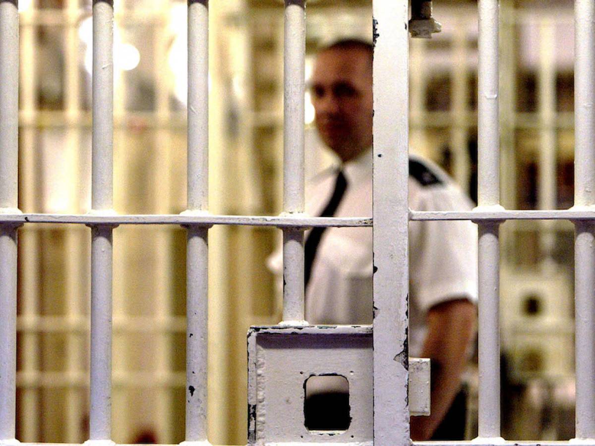 Piacenza 10 Mesi Per Tunisino Che In Carcere Fer Agenti Con Lametta 