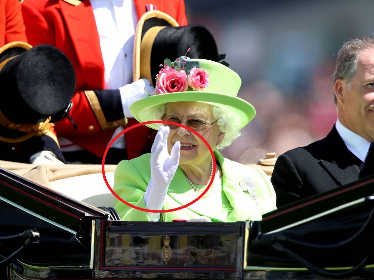 Gb, la Regina Elisabetta usa una mano finta. Ecco che cosa c'è davvero  dietro 