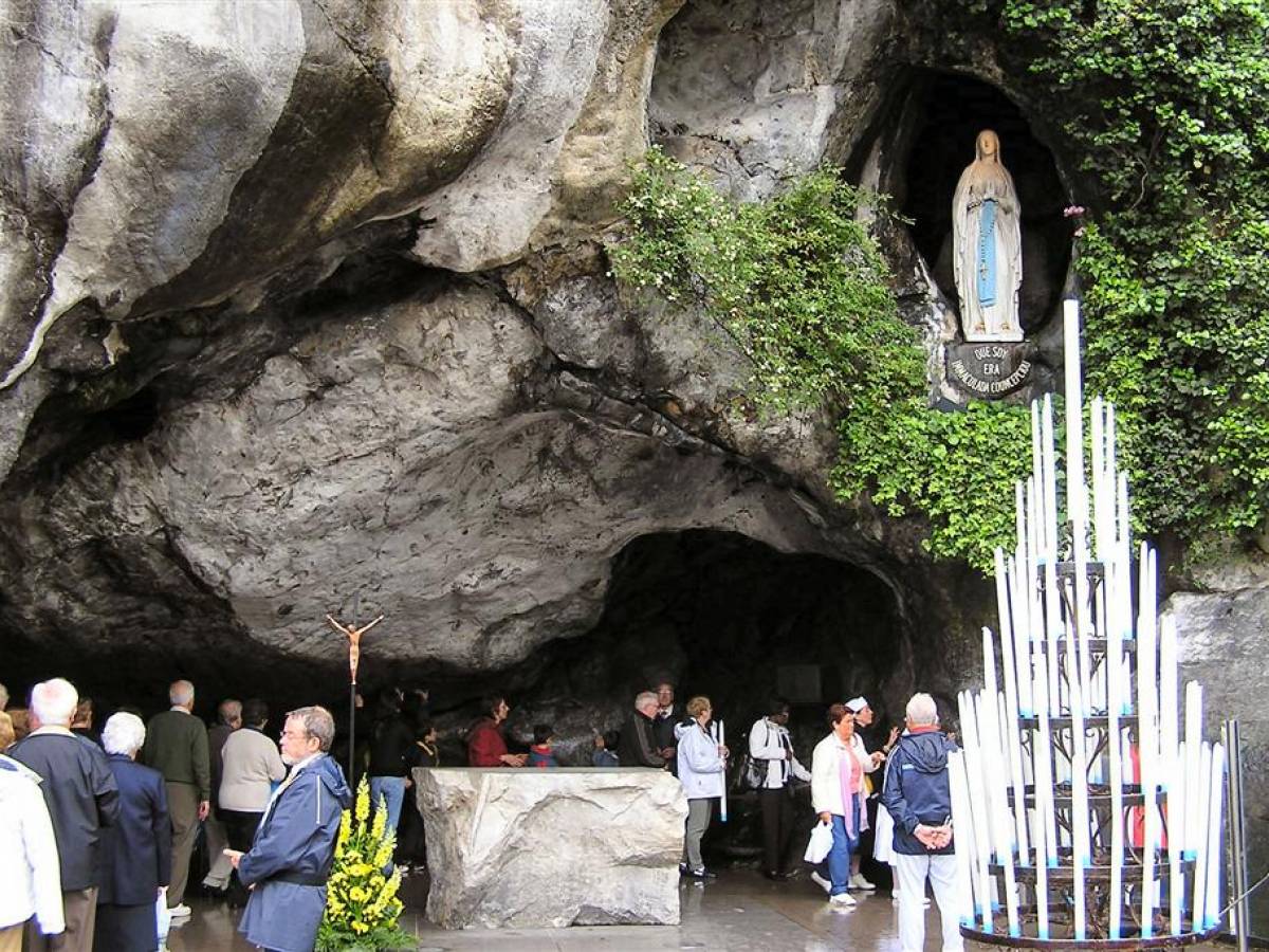 Guarita da sclerosi dopo un bagno a Lourdes. I medici si arrendono: "Inspiegabile"
