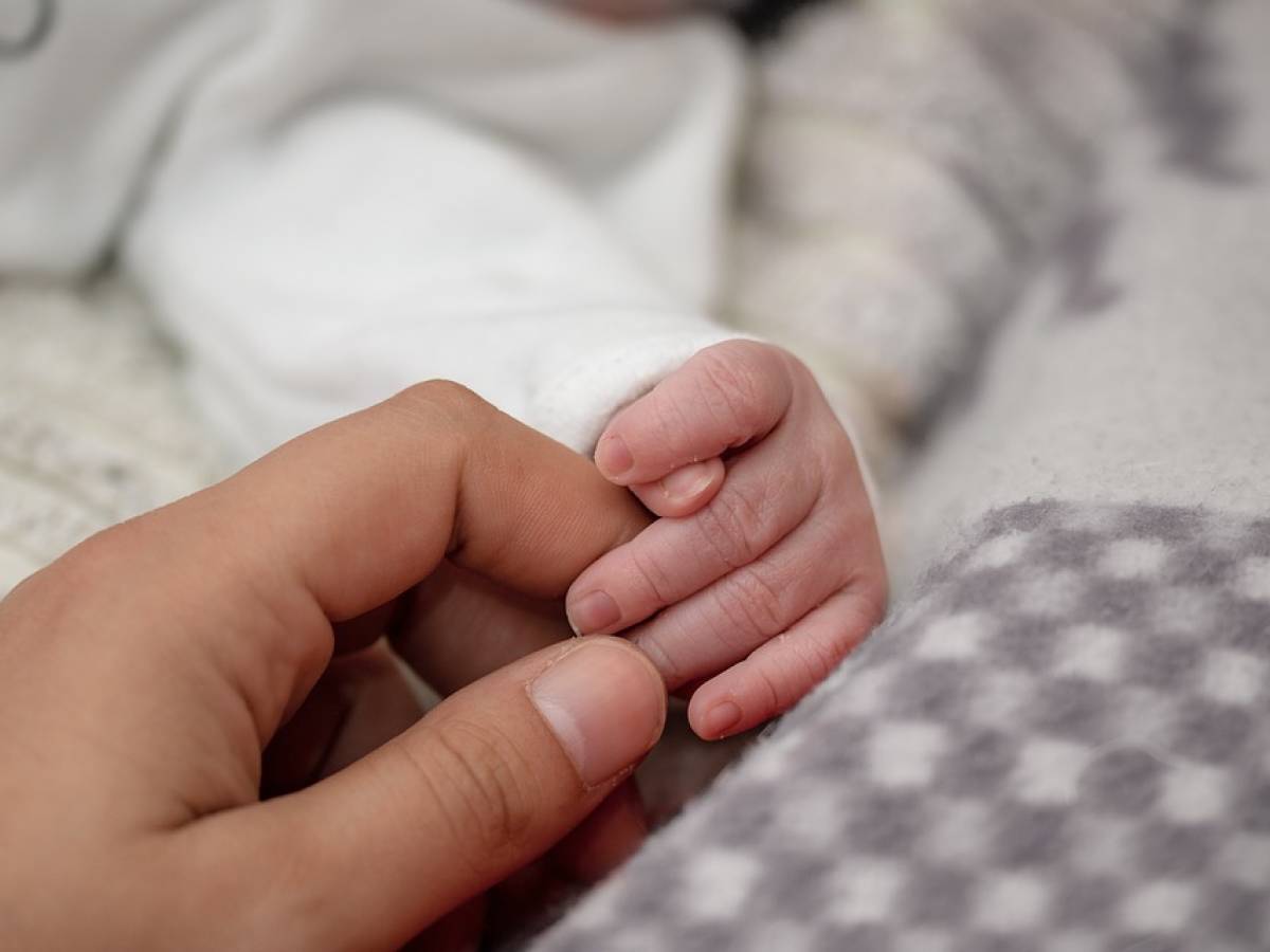 Allatta la neonata sbagliata, la mamma fa causa all'ospedale