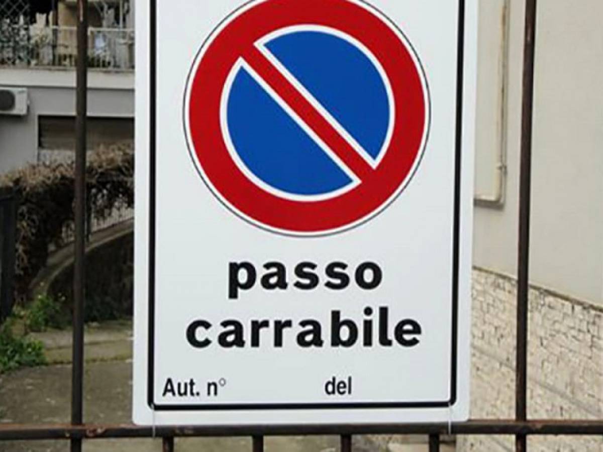 delirio a verona passo carrabile solo a chi si dichiara antifascista poi la marcia indietro da Ilgiornale.it delirio a verona passo carrabile solo a chi si dichiara antifascista poi la marcia indietro