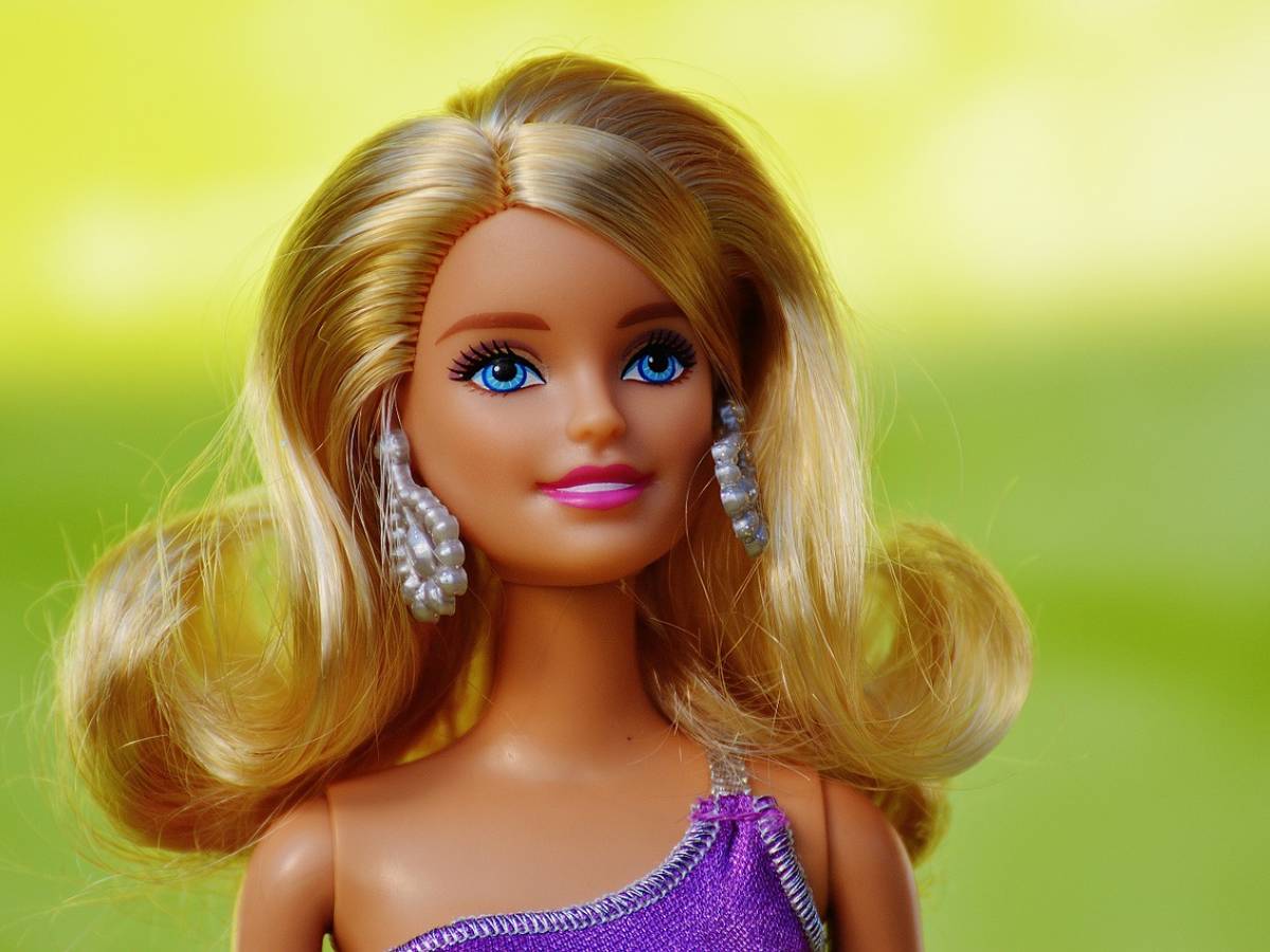 Barbie per i suoi 60 anni cambia aspetto: assomiglia a Kylie Jenner 
