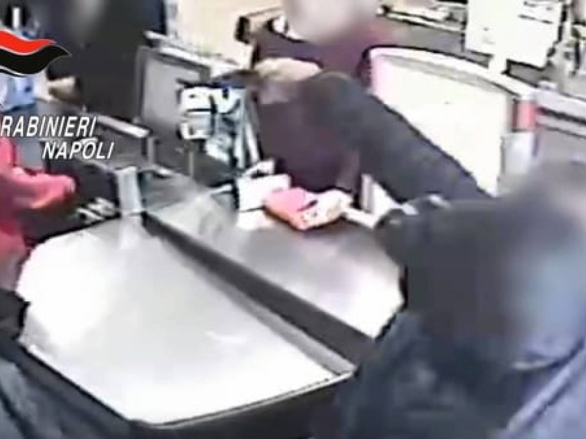 Napoli, sgominata banda di rapinatori di supermercati il Giornale