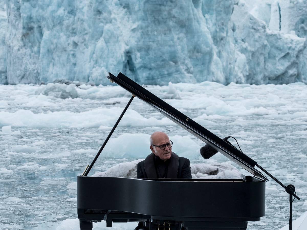 Einaudi suona nel silenzio della pandemia. "Sono quasi canzoni, scritte