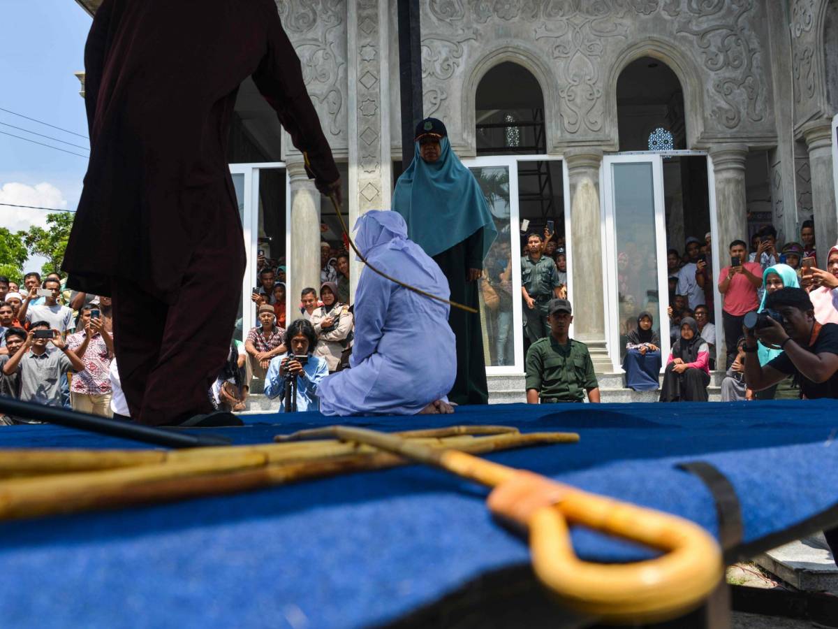 sharia punizione pubblica per una coppia donna sviene sotto le frustate da Ilgiornale.it sharia punizione pubblica per una coppia donna sviene sotto le frustate