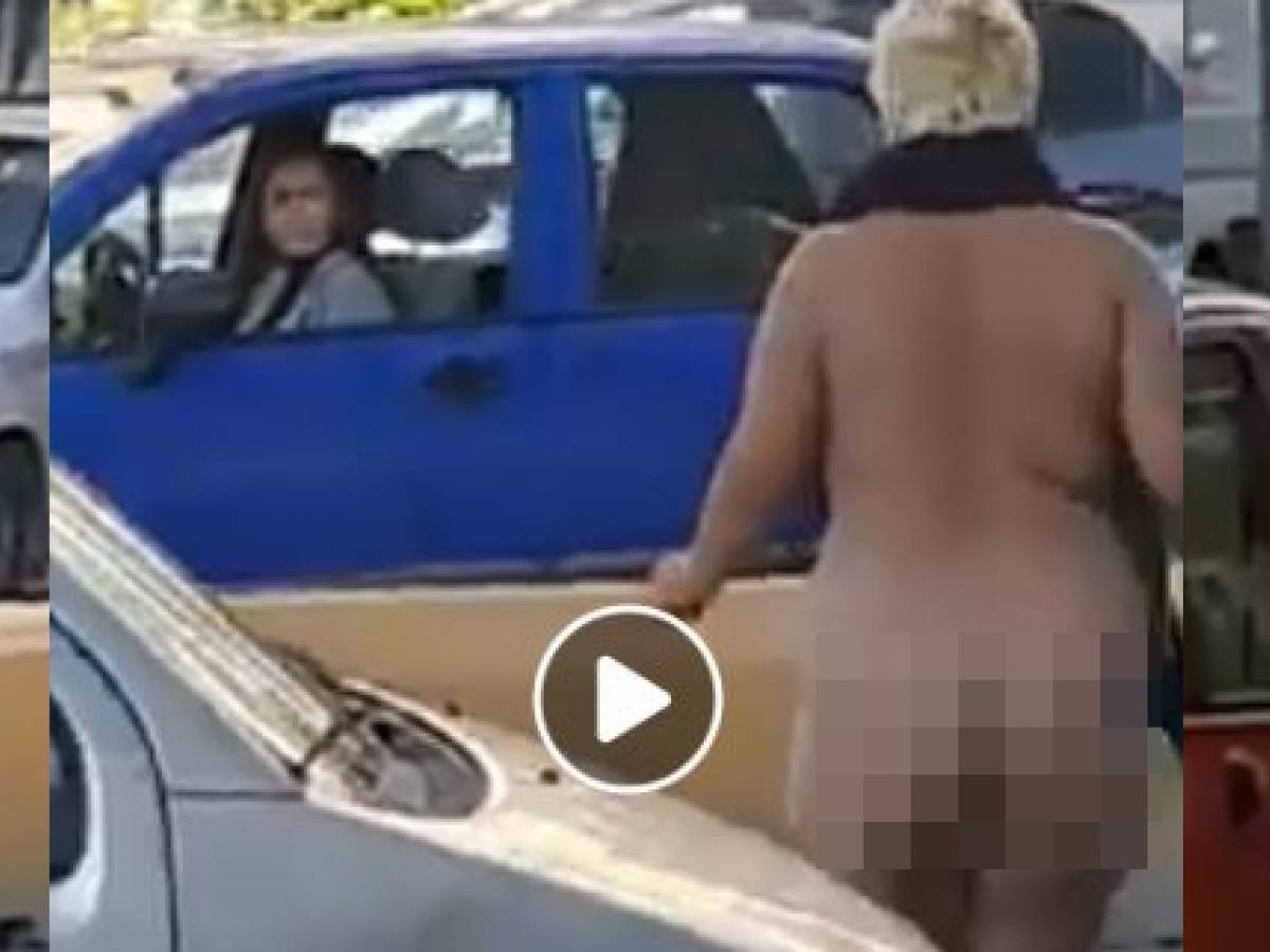 Napoli, la straniera si spoglia. Poi balla nuda tra le auto - il Giornale