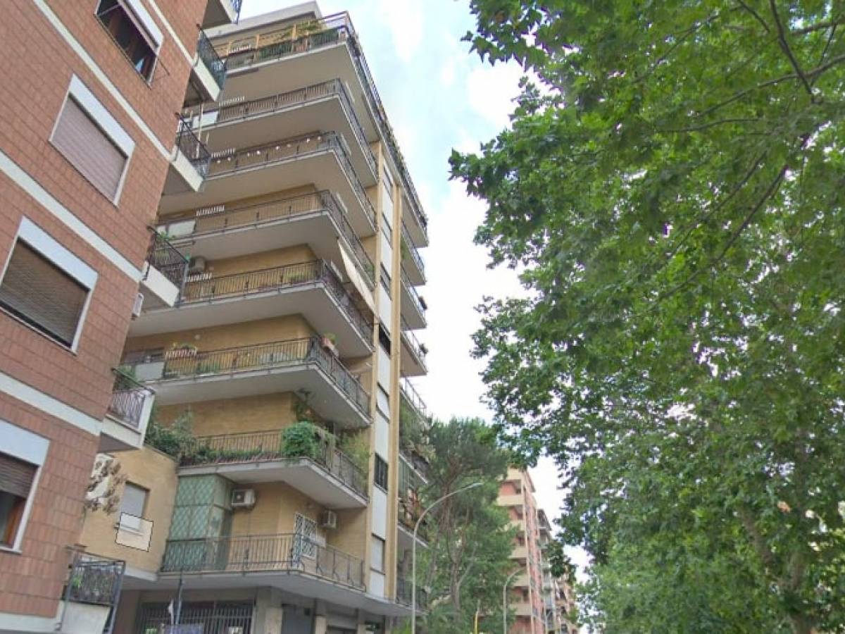 Cade Dall ottavo Piano Si Pensa Al Suicidio IlGiornale it Cade Dall ottavo Piano Si Pensa Al Suicidio IlGiornale it