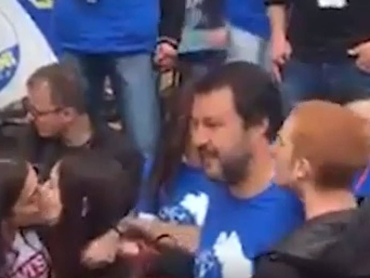 Ancora Un Finto Selfie Contro Matteo Salvini Un Ragazzo Cerca Di 