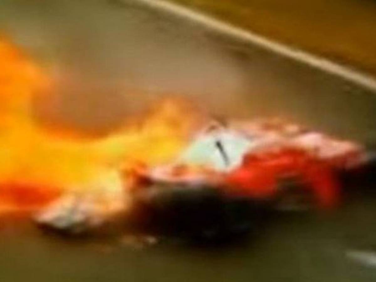 Il 1° agosto 1976 la Ferrari di Niki Lauda si schiantò Il 1° agosto 1976 la Ferrari di Niki Lauda si schiantò
