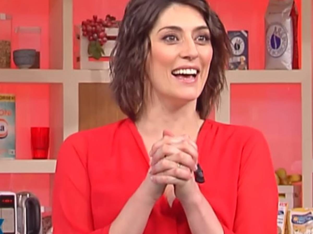 Elisa Isoardi in tuta e i fan applaudono alla normalità - il Giornale