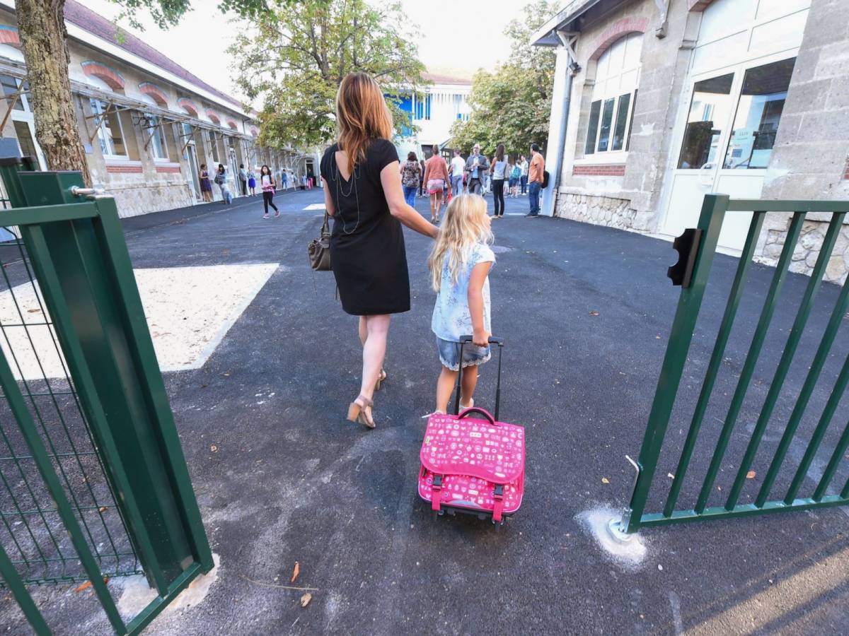 Si intrufola a scuola e si spoglia davanti a bimbi e genitori: preso  clandestino - il Giornale