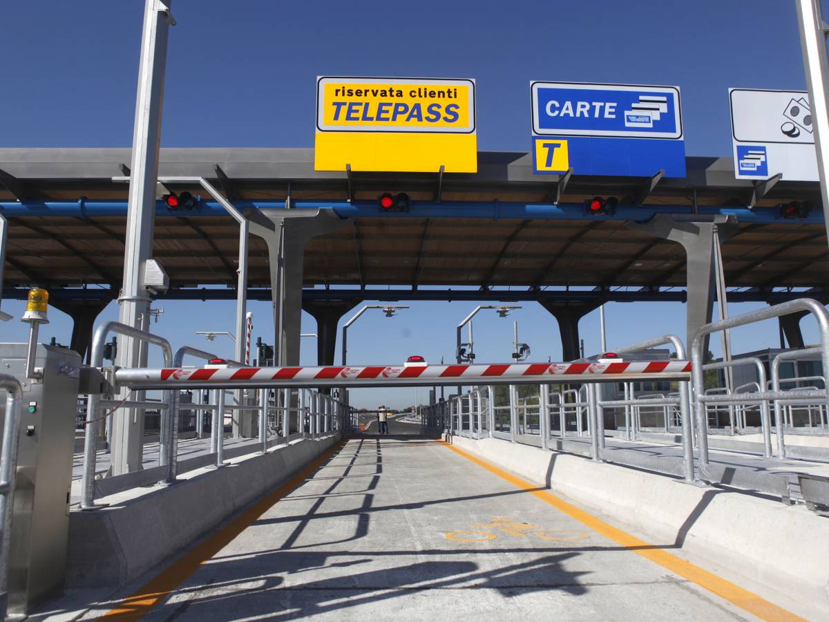 Occhio alle manovre al casello autostradale, le multe superano gli 8mila euro: cosa non fare mai Occhio alle manovre al casello autostradale, le multe superano gli 8mila euro: cosa non fare mai