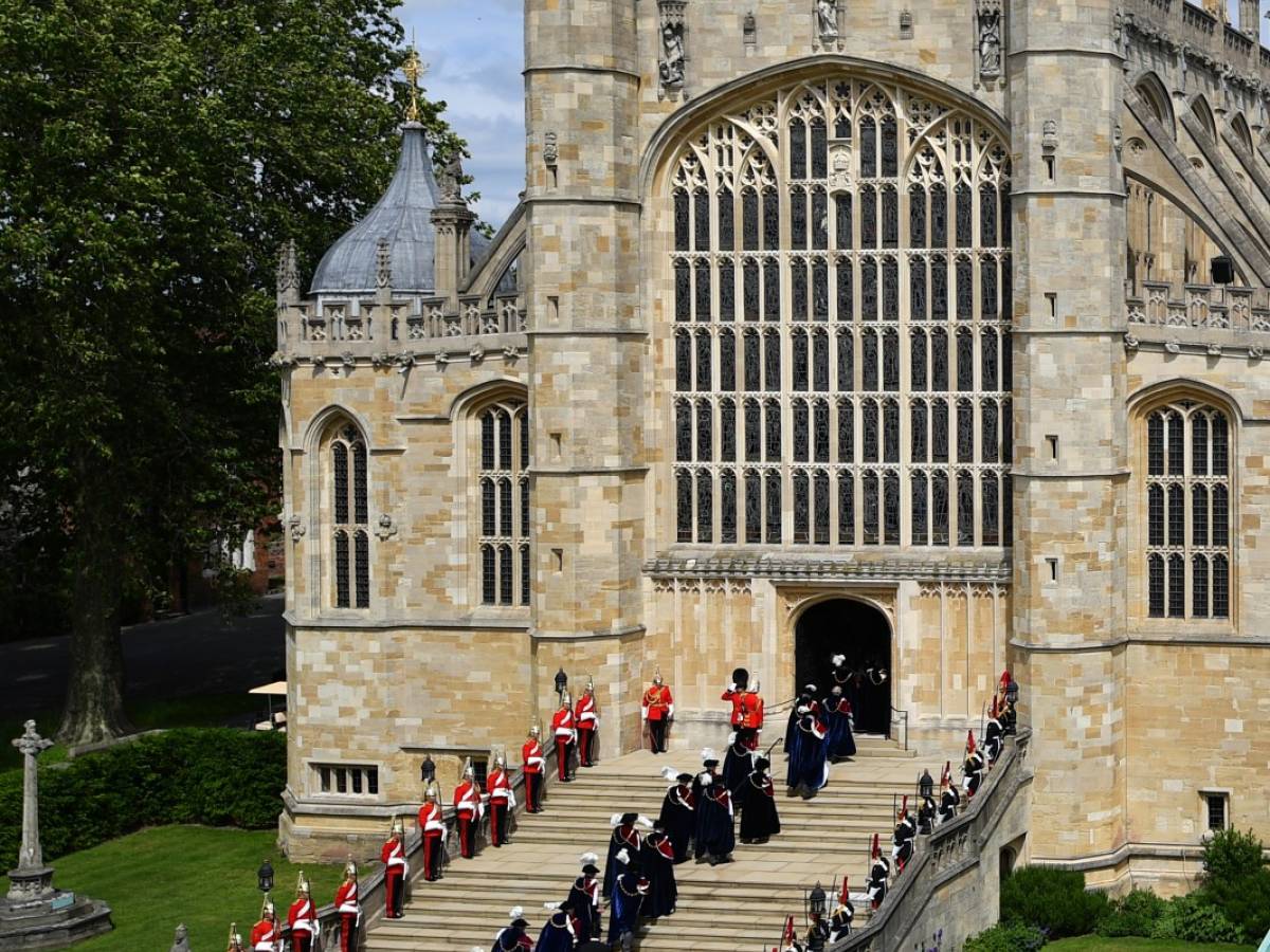 La Regina Elisabetta II rinnova il costume tradizionale dell'Ordine dei  Garter con gli accessori argento - Vogue.it