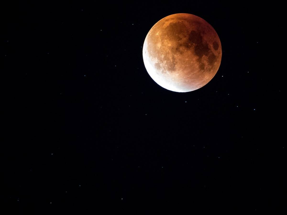 Naso all'insù per la Luna Fredda, l'ultimo plenilunio del 2023 è speciale