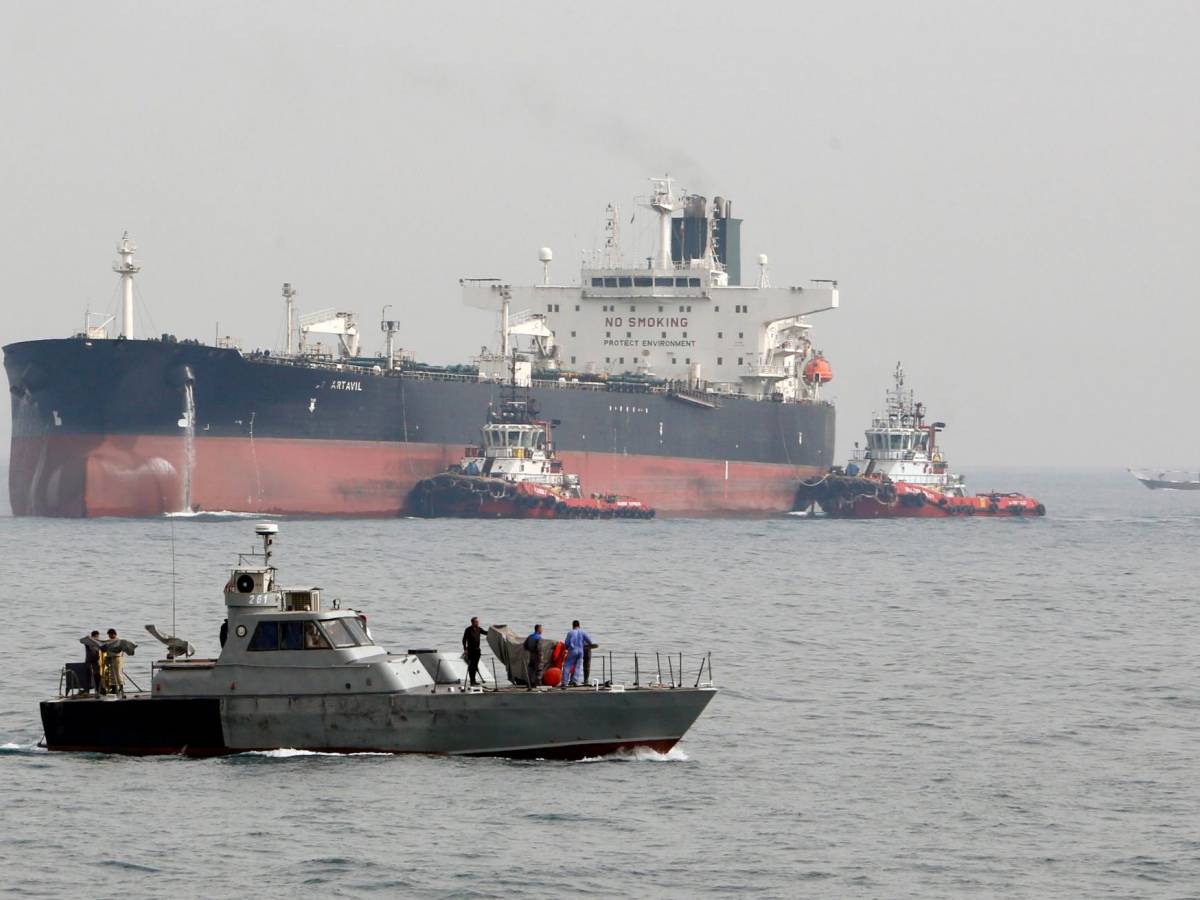 l iran muove i dark vassels allarme per la flotta fantasma nello stretto di hormuz