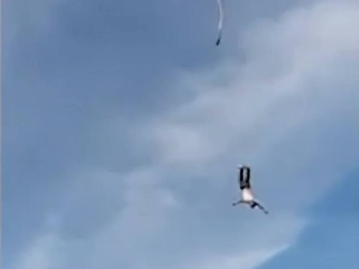 Fa il bungee jumping ma la corda si spezza il video choc dell
