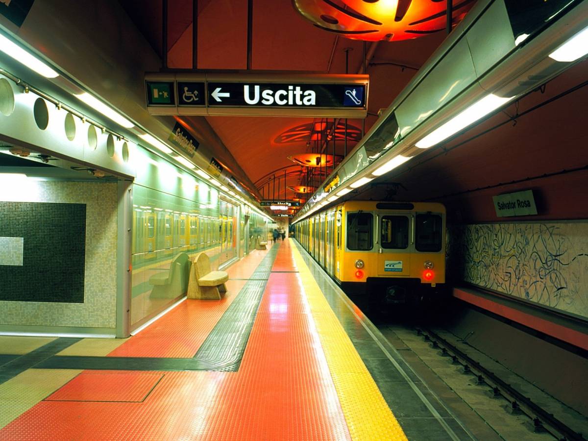Bloccata la Linea 1 della metro di Napoli turisti appiedati ilGiornale.it Bloccata la Linea 1 della metro di Napoli turisti appiedati ilGiornale.it