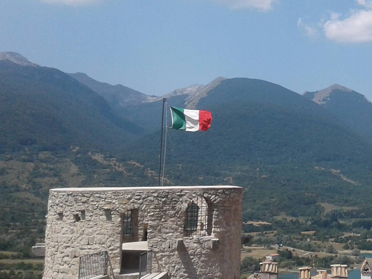 Sfregio di due stranieri agli Alpini: rubano il Tricolore e lo bruciano 