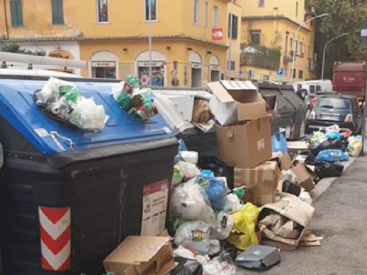 Nuova Emergenza Rifiuti A Roma, Le Strade Piene Di Monnezza - Il Giornale