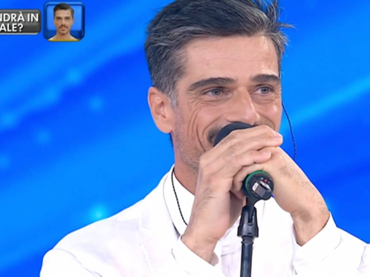 Massimiliano Varrese si commuove. E la De Filippi interrompe Massimiliano Varrese si commuove. E la De Filippi interrompe