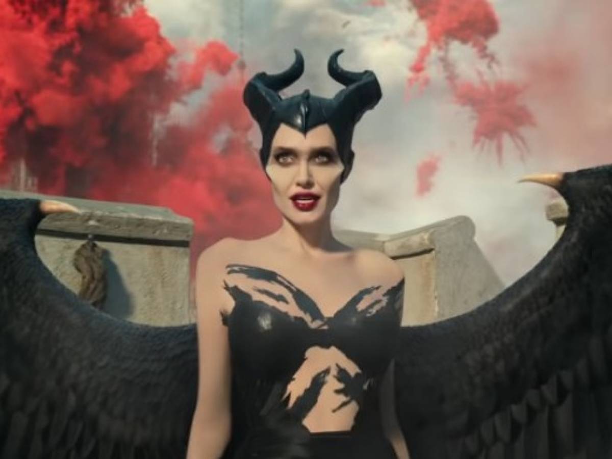 "Maleficent 2", avvincente solo il duello Jolie-Pfeiffer - ilGiornale.it