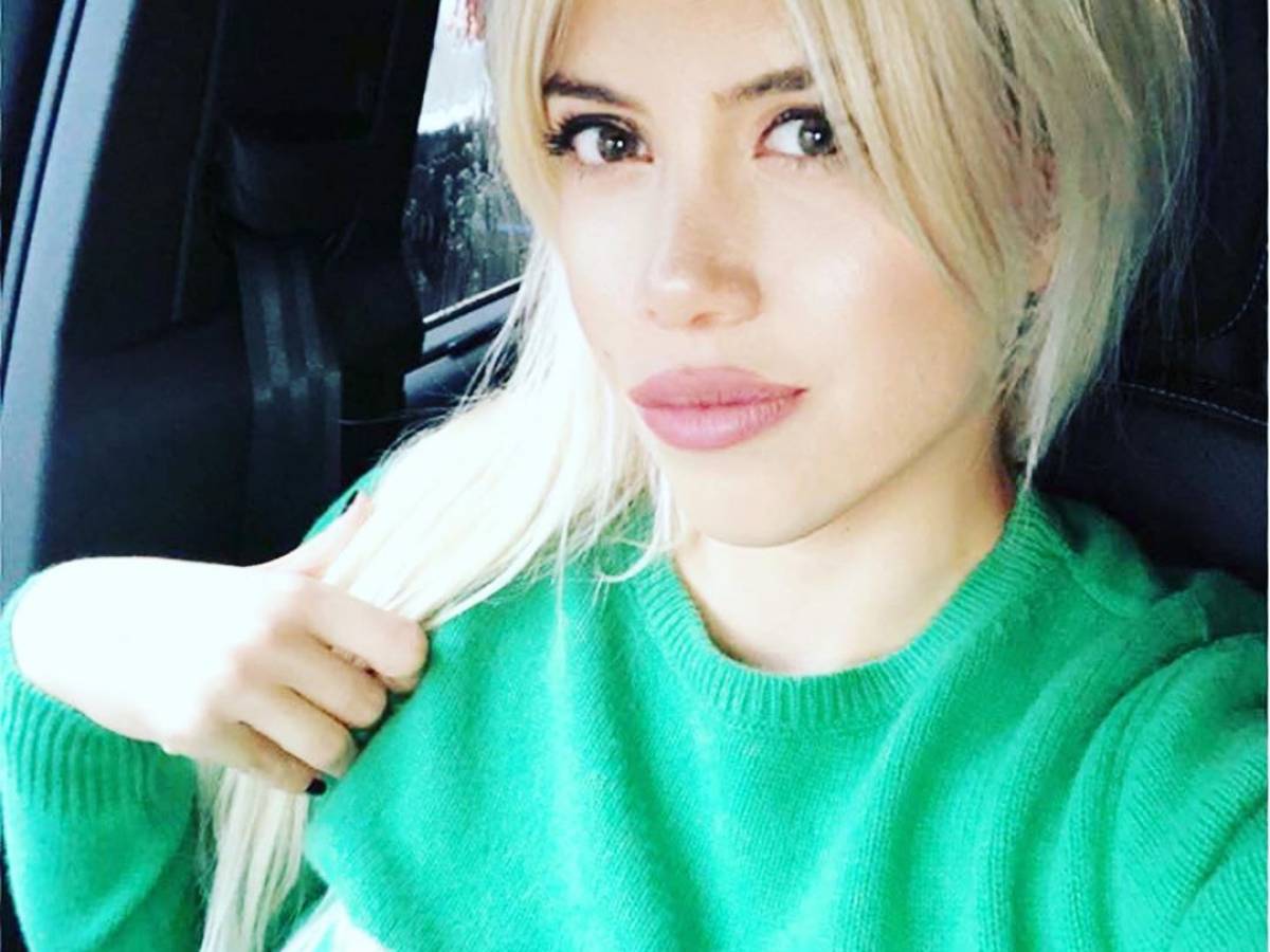 Con la giacca aperta Wanda Nara incanta il web - il Giornale