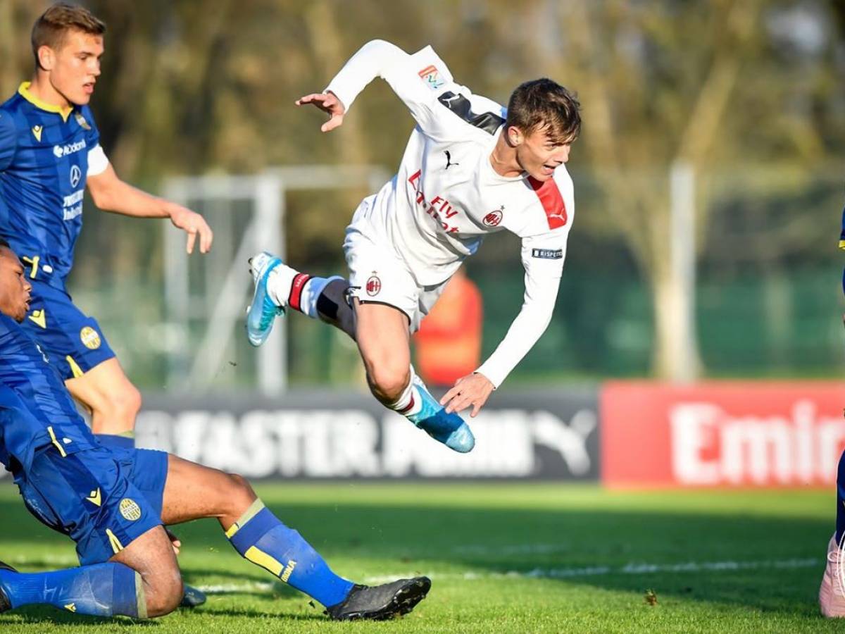 Daniel Maldini convocato per MilanNapoli il ritratto del figlio d