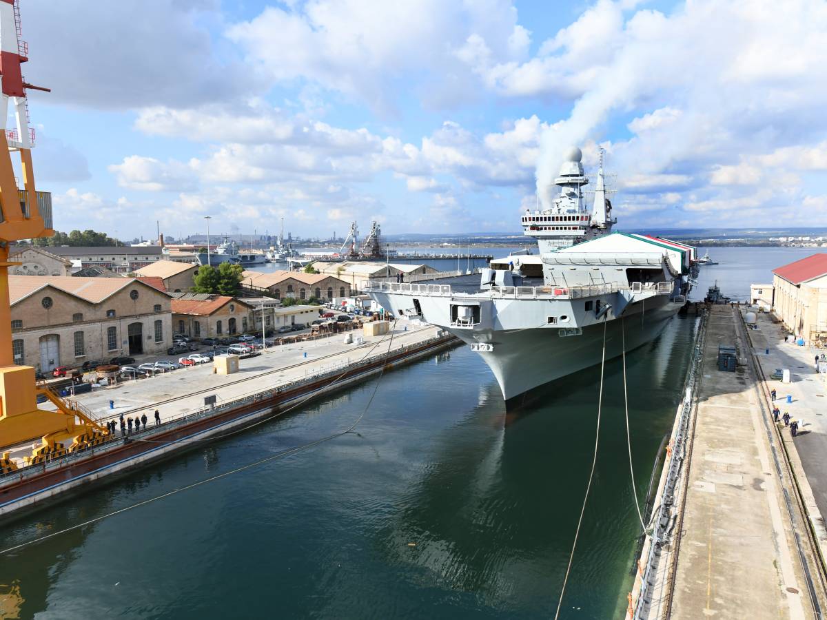 Taranto Torna Operativa La Portaerei Cavour IlGiornale it