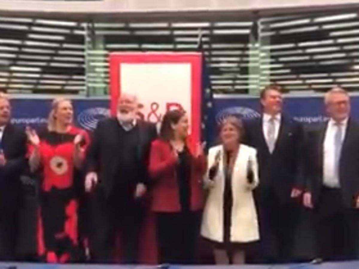 Ue, deriva rossa dei commissari: "Bella Ciao" all'Europarlamento - il Giornale