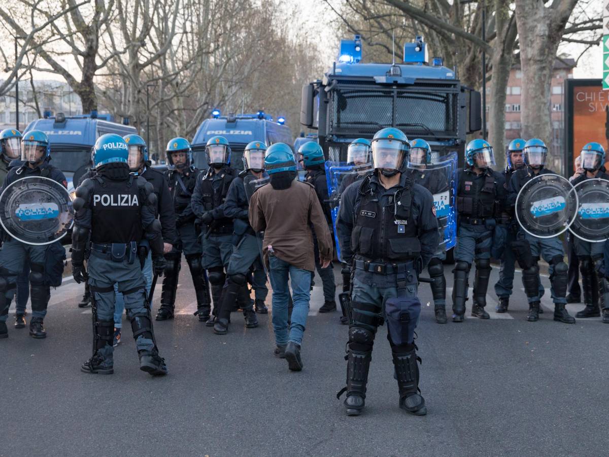 I Poliziotti Rischiano La Vita Per Noi Ma Lo Stato Li Paga Meno Di Una Colf Ilgiornale It