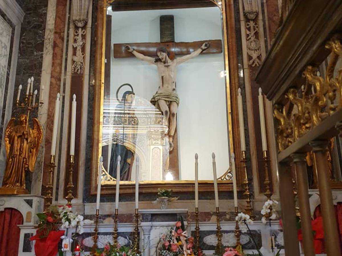 Caserta, furto sacrilego nel Duomo di Marcianise: rubata corona di uno  storico crocifisso 