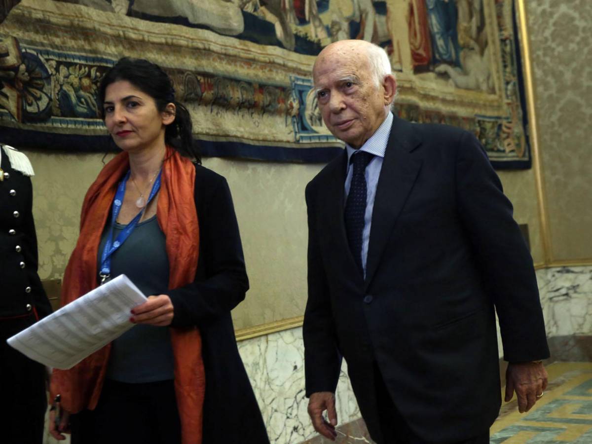 Tifoso rossonero ma cuore azzurro. Pomicino: "Senza la Dc Maradona non sarebbe venuto a Napoli" Tifoso rossonero ma cuore azzurro. Pomicino: "Senza la Dc Maradona non sarebbe venuto a Napoli"