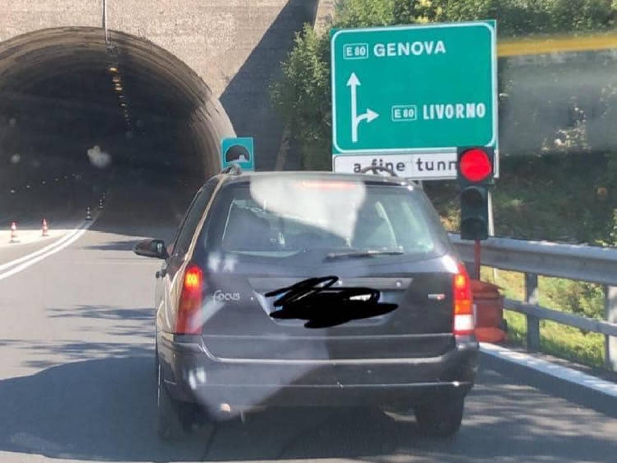 La follia in autostrada: spunta pure un semaforo 